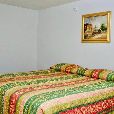Red Carpet Motel By Ontario Bagian luar foto