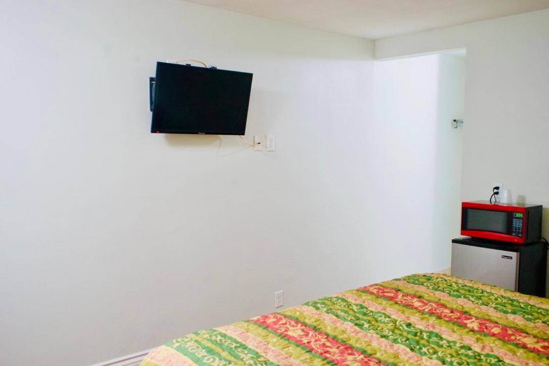 Red Carpet Motel By Ontario Bagian luar foto