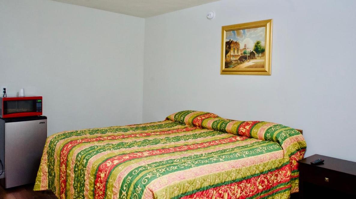 Red Carpet Motel By Ontario Bagian luar foto